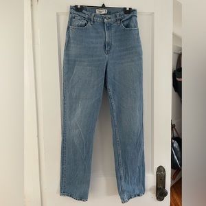 A&F Curve Love Ultra High Rise 90s Straight Jean in Medium